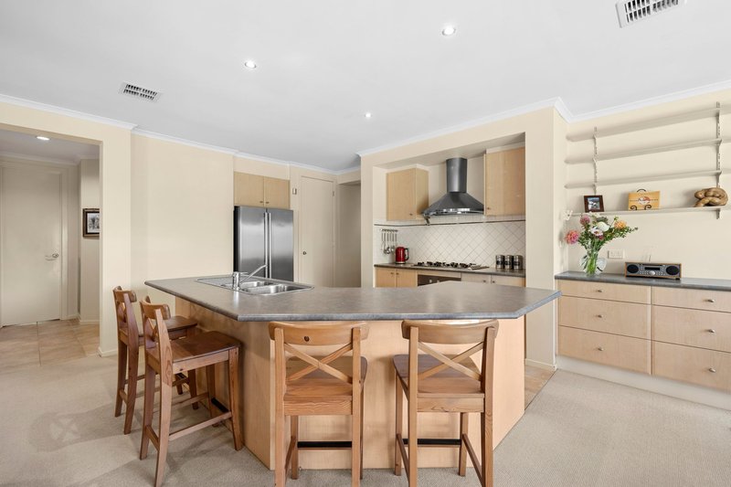 Photo - 2 Roxanne Court, Woodend VIC 3442 - Image 4