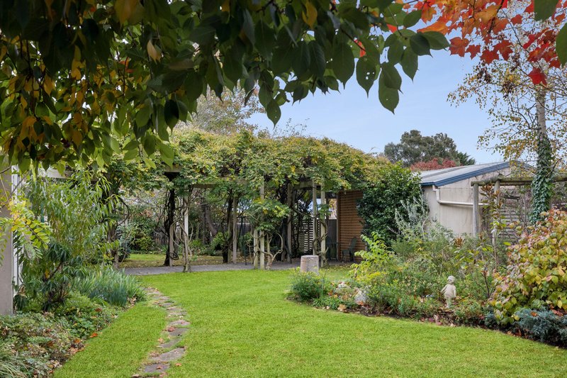 Photo - 2 Roxanne Court, Woodend VIC 3442 - Image 14