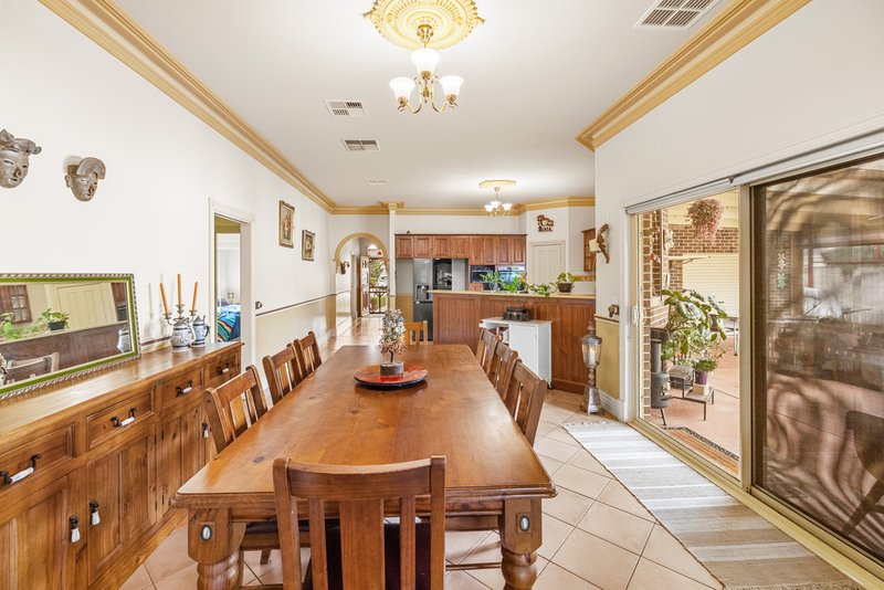 Photo - 2 Royston Place, Caroline Springs VIC 3023 - Image 6