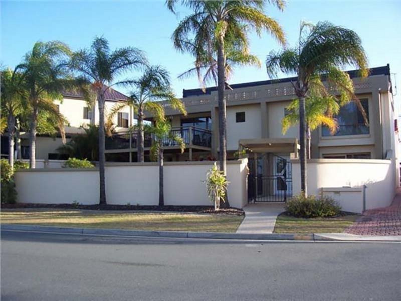 Photo - 2 Runaway Bay Avenue, Runaway Bay QLD 4216 - Image 2