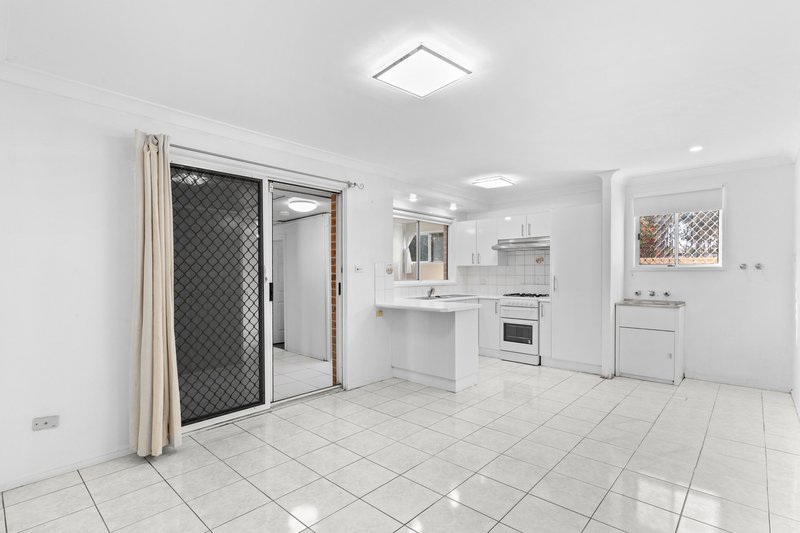 Photo - 2 Ruperstwood Road, Rooty Hill NSW 2766 - Image 3