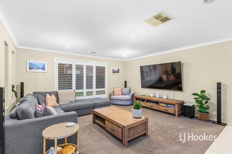 Photo - 2 Saffron Place, Point Cook VIC 3030 - Image 3