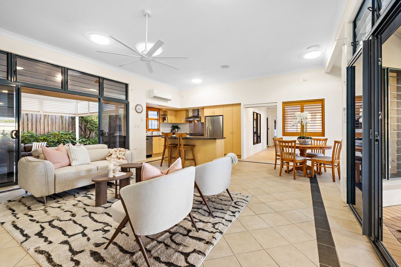 Photo - 2 Sandwell Close, Wishart QLD 4122 - Image 12