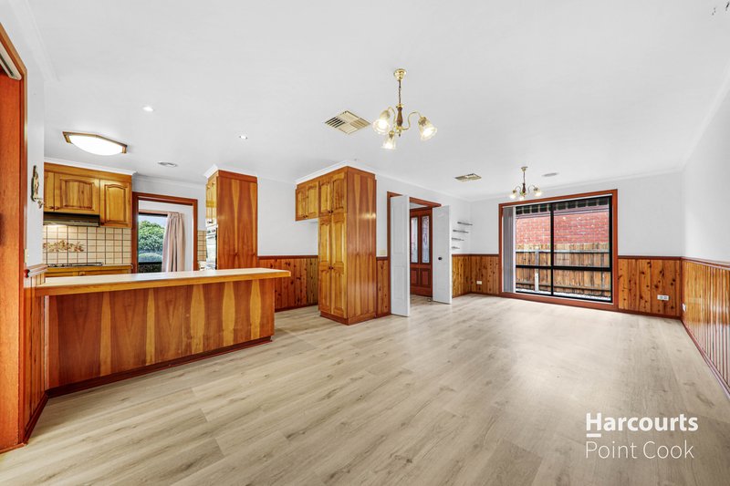 Photo - 2 Seine Close, Werribee VIC 3030 - Image 6