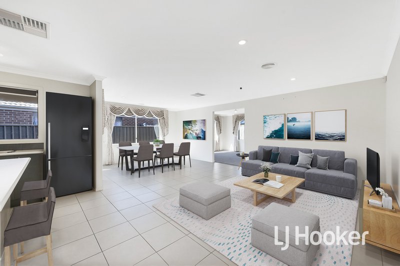 Photo - 2 Shorey Place, Cranbourne West VIC 3977 - Image 3