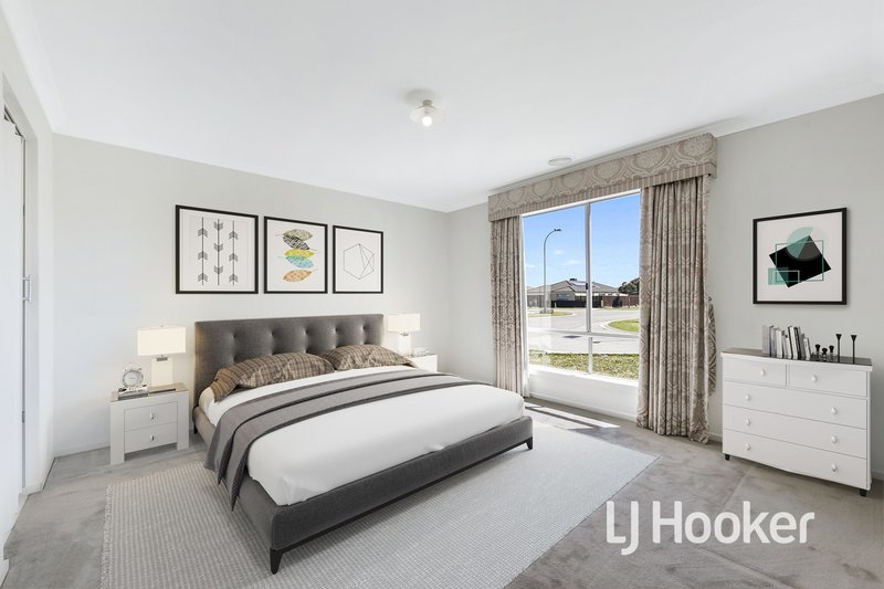 Photo - 2 Shorey Place, Cranbourne West VIC 3977 - Image 4