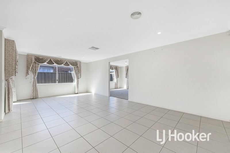 Photo - 2 Shorey Place, Cranbourne West VIC 3977 - Image 5