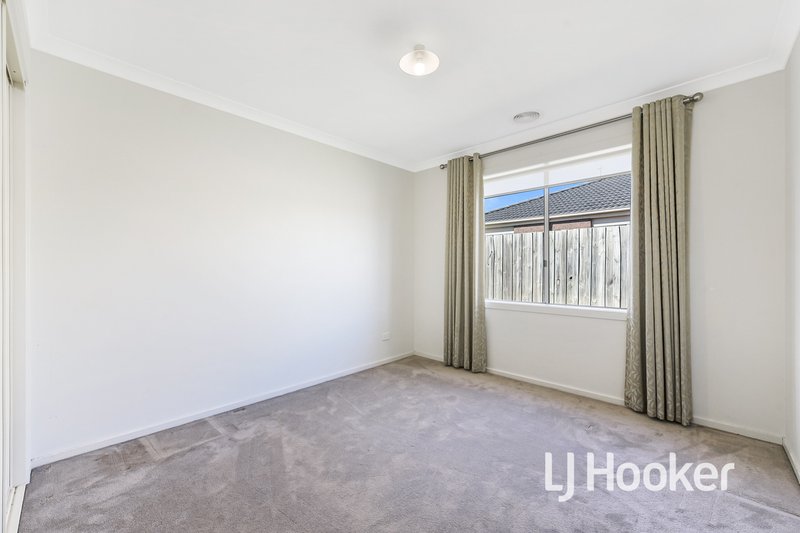 Photo - 2 Shorey Place, Cranbourne West VIC 3977 - Image 9