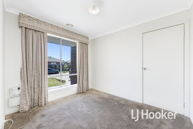 Photo - 2 Shorey Place, Cranbourne West VIC 3977 - Image 11