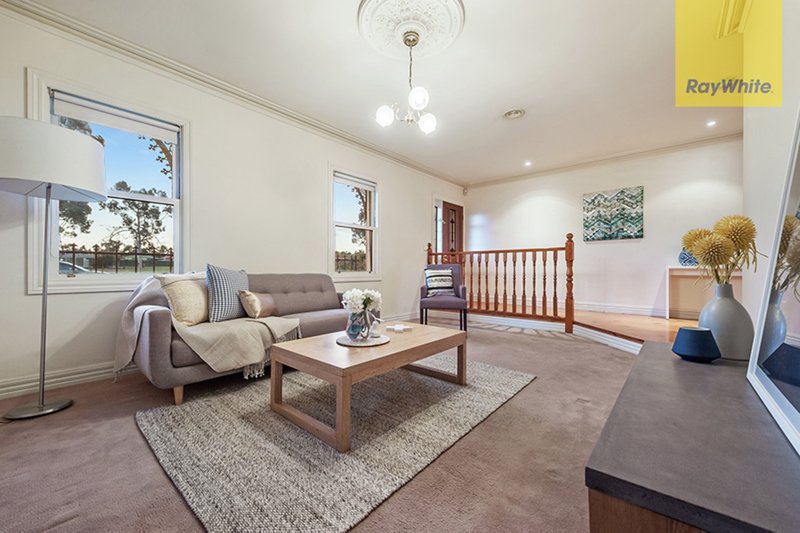 Photo - 2 Simmonds Place, Roxburgh Park VIC 3064 - Image 5