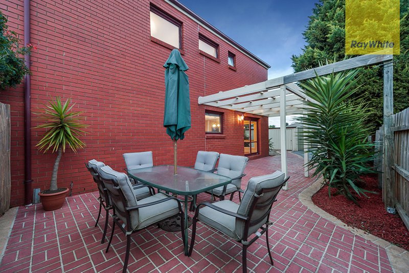 Photo - 2 Simmonds Place, Roxburgh Park VIC 3064 - Image 11