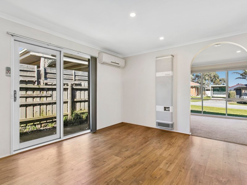 Photo - 2 Souhail Court, Berwick VIC 3806 - Image 3