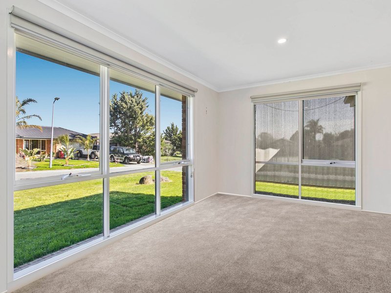 Photo - 2 Souhail Court, Berwick VIC 3806 - Image 4