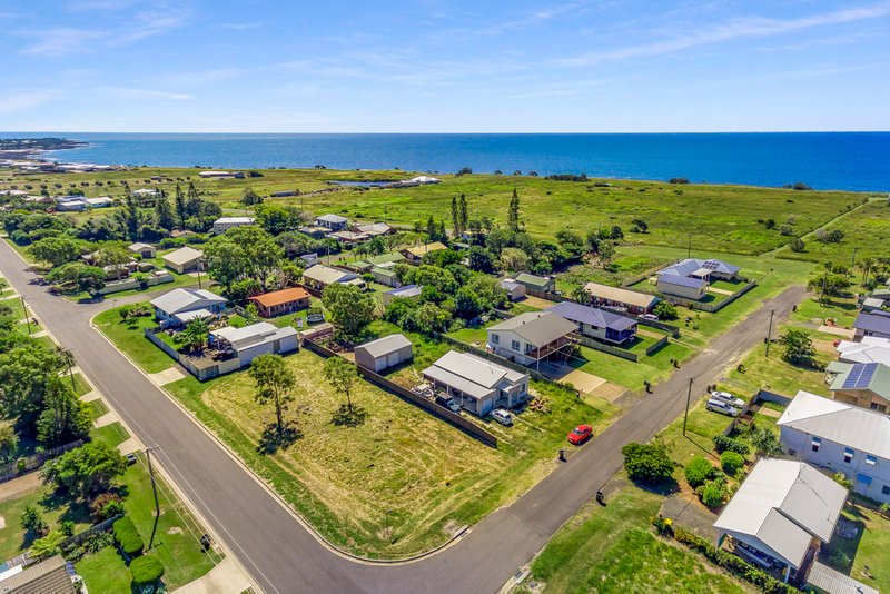 Photo - 2 Spray Street, Burnett Heads QLD 4670 - Image 5