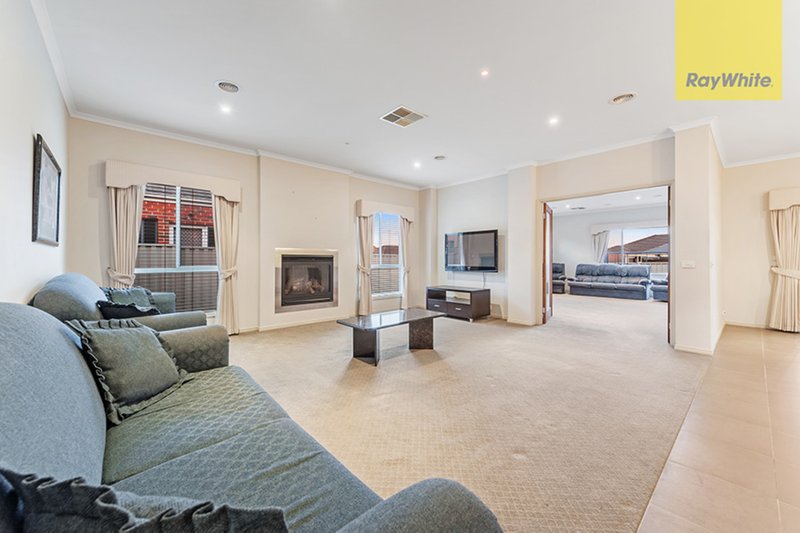 Photo - 2 St Cloud Green, Craigieburn VIC 3064 - Image 4