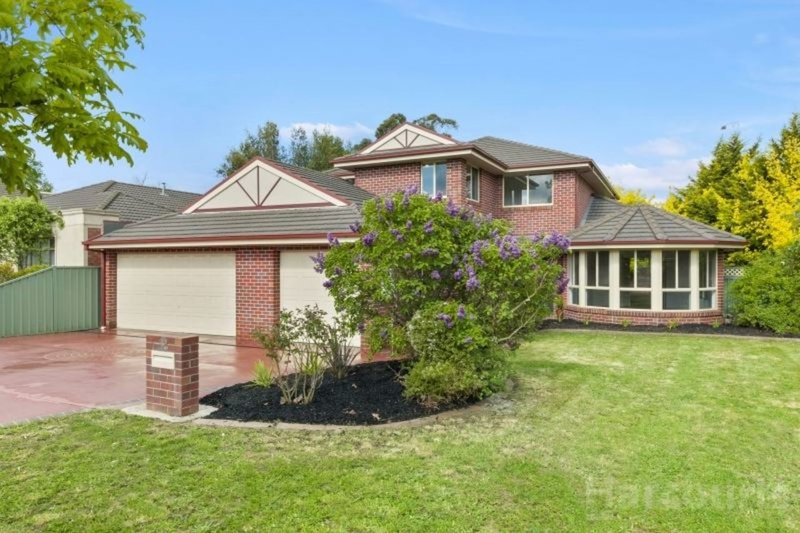 2 St Glens Way, Lake Gardens VIC 3355