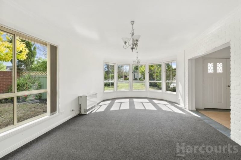 Photo - 2 St Glens Way, Lake Gardens VIC 3355 - Image 2