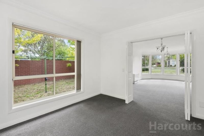 Photo - 2 St Glens Way, Lake Gardens VIC 3355 - Image 3