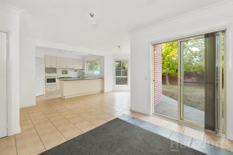 Photo - 2 St Glens Way, Lake Gardens VIC 3355 - Image 4