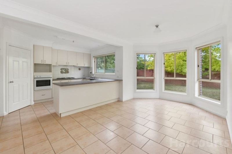 Photo - 2 St Glens Way, Lake Gardens VIC 3355 - Image 5