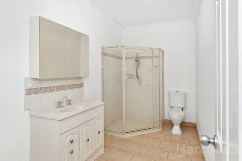 Photo - 2 St Glens Way, Lake Gardens VIC 3355 - Image 8