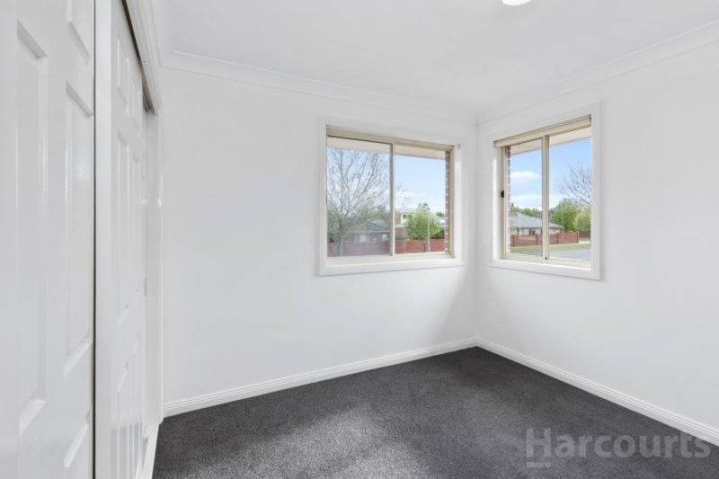 Photo - 2 St Glens Way, Lake Gardens VIC 3355 - Image 13