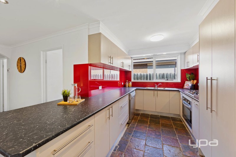 Photo - 2 Stratton Close, Kings Park VIC 3021 - Image 2