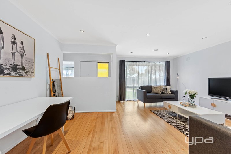 Photo - 2 Stratton Close, Kings Park VIC 3021 - Image 5