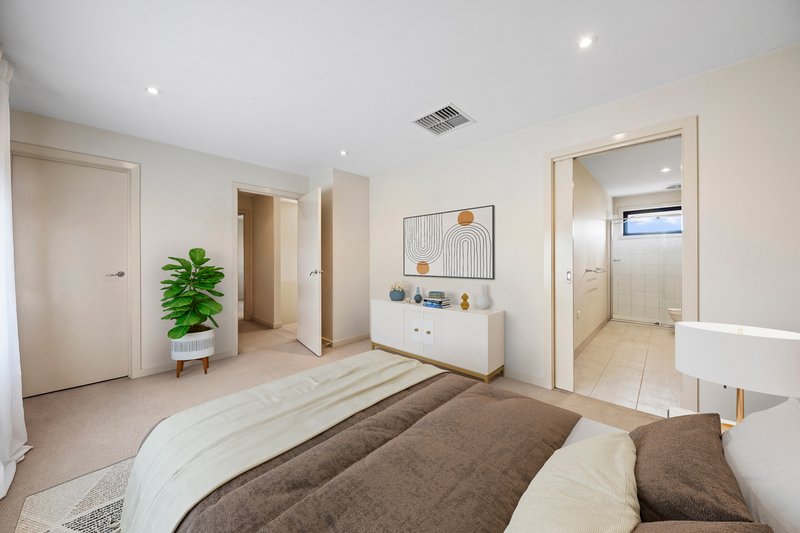 Photo - 2 Sunline Terrace, Pakenham VIC 3810 - Image 4