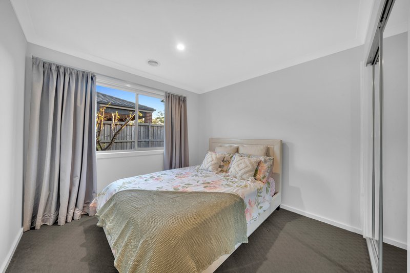 Photo - 2 Symons Street, Cranbourne East VIC 3977 - Image 9