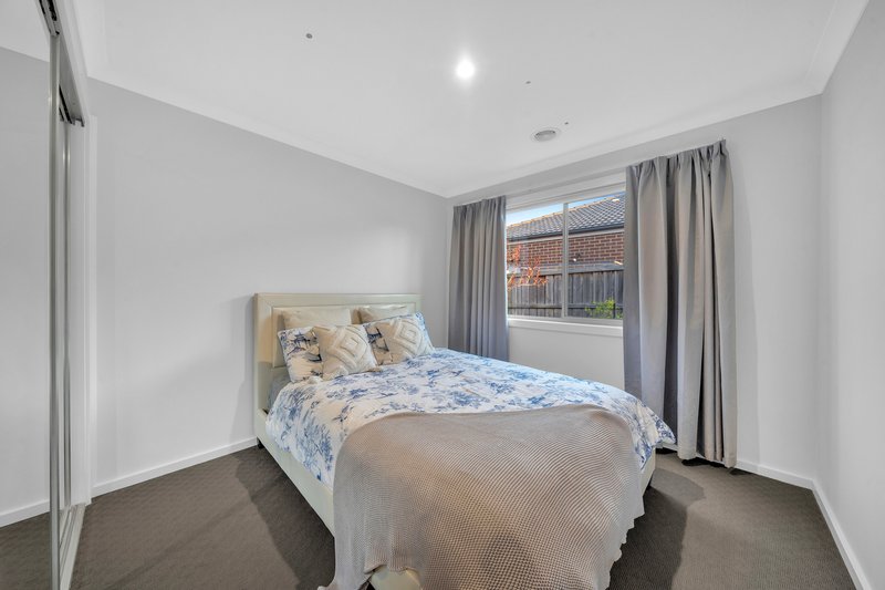 Photo - 2 Symons Street, Cranbourne East VIC 3977 - Image 10