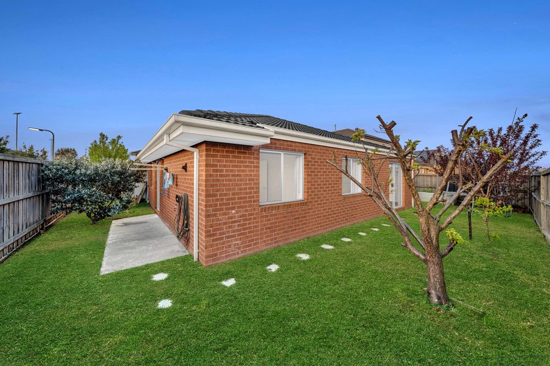 Photo - 2 Symons Street, Cranbourne East VIC 3977 - Image 13