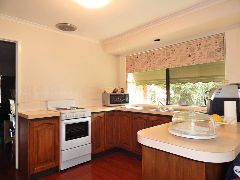 Photo - 2 Tebbutt Court, Mill Park VIC 3082 - Image 4