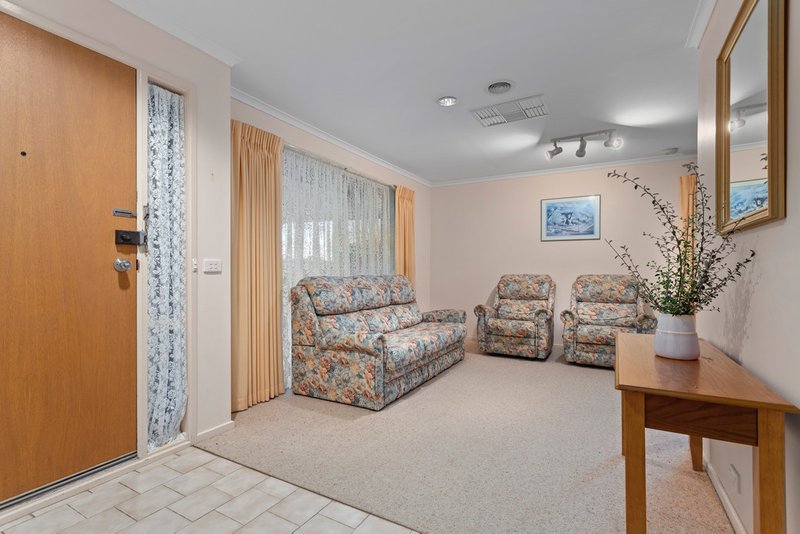 Photo - 2 Tenby Court, Craigieburn VIC 3064 - Image 3