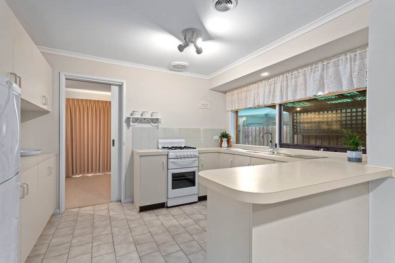 Photo - 2 Tenby Court, Craigieburn VIC 3064 - Image 5