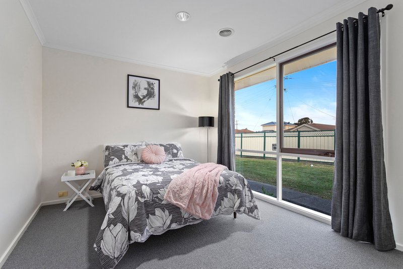 Photo - 2 Tenby Court, Craigieburn VIC 3064 - Image 10