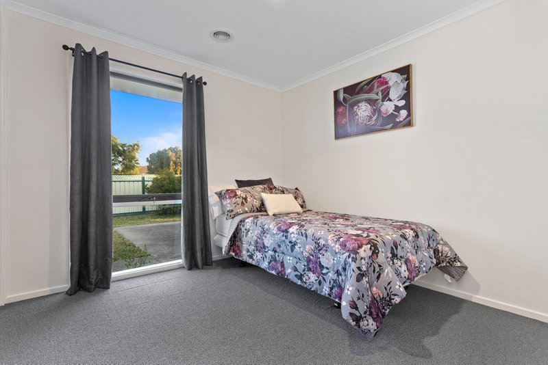 Photo - 2 Tenby Court, Craigieburn VIC 3064 - Image 11