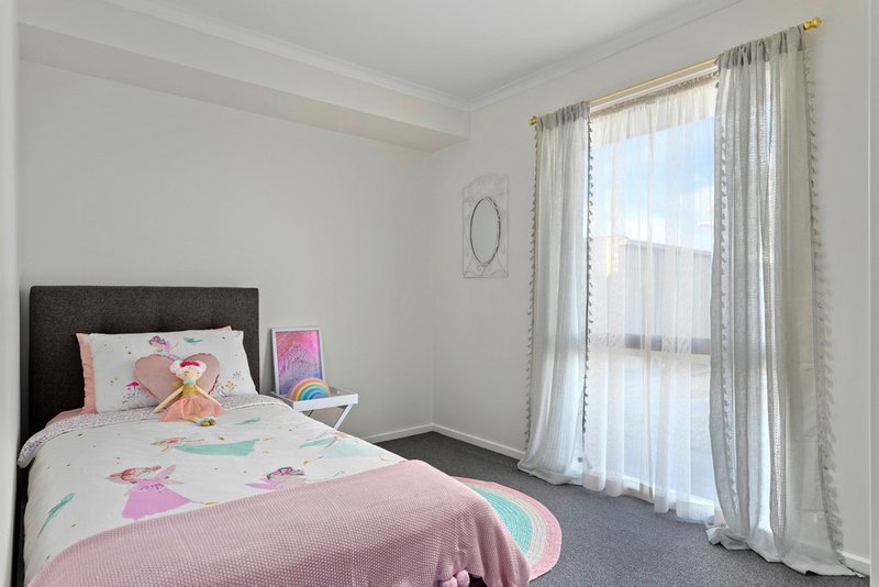 Photo - 2 Tenby Court, Craigieburn VIC 3064 - Image 12