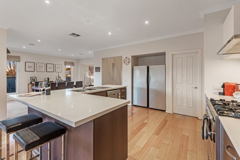 Photo - 2 The Ridge, Caroline Springs VIC 3023 - Image 9