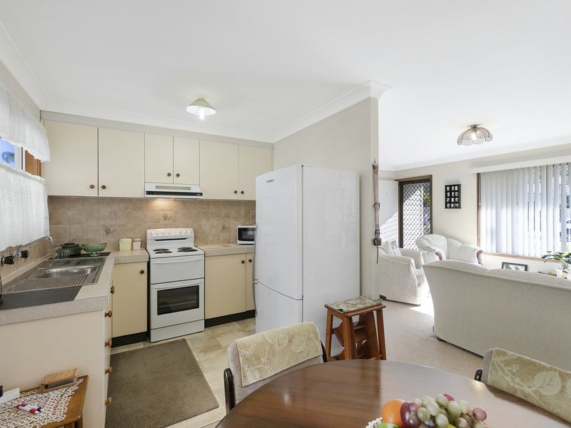 Photo - 2 Tingira Street, Charmhaven NSW 2263 - Image 5