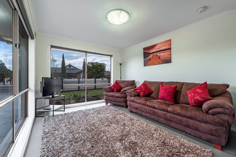 Photo - 2 Trecastle Court, Craigieburn VIC 3064 - Image 4