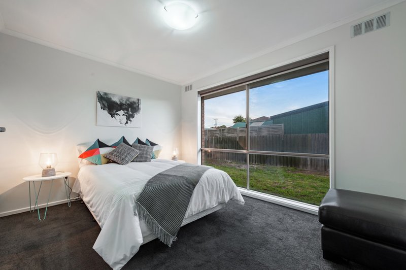 Photo - 2 Trecastle Court, Craigieburn VIC 3064 - Image 7