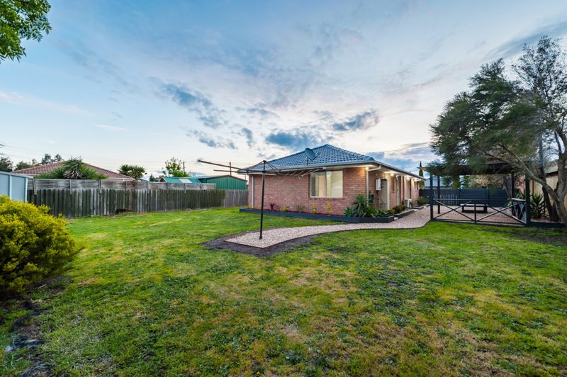 Photo - 2 Trecastle Court, Craigieburn VIC 3064 - Image 11