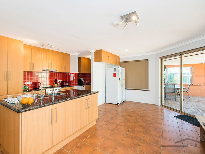 Photo - 2 Warbrook Place, Coodanup WA 6210 - Image 3