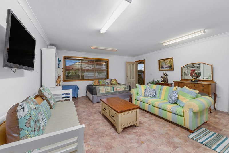 Photo - 2 Waterford Place, Bridgeman Downs QLD 4035 - Image 9