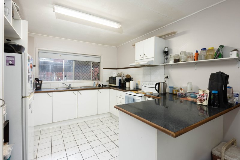 Photo - 2 Way Court, Silkstone QLD 4304 - Image 7