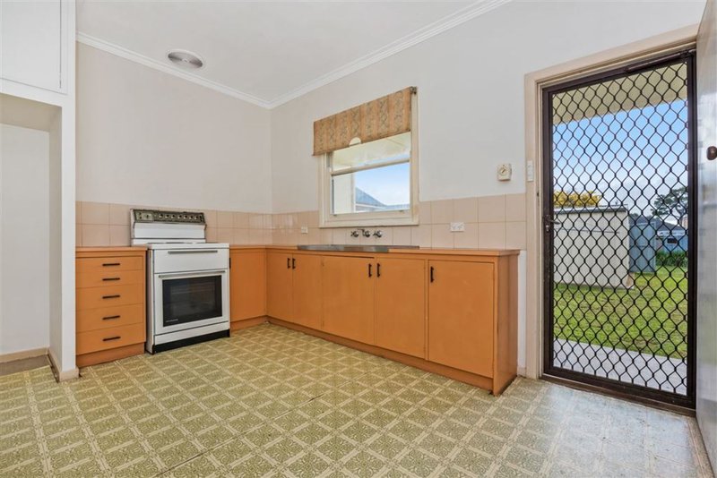 Photo - 2 Weeroona Avenue, Hamlyn Heights VIC 3215 - Image 3