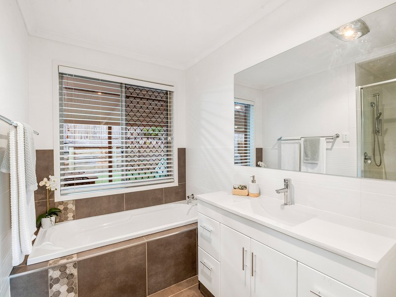 Photo - 2 Wesley Place, Sinnamon Park QLD 4073 - Image 10