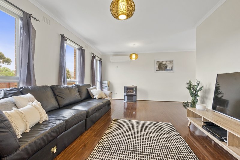 Photo - 2 Whiton Grove, Wyndham Vale VIC 3024 - Image 3