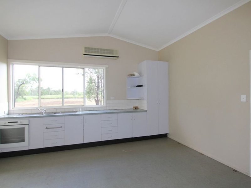 Photo - 2 Windmill Lane, Emerald QLD 4720 - Image 3